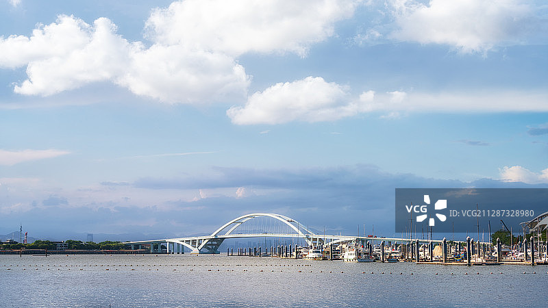 厦门城市风光-蓝天白云的五缘湾图片素材