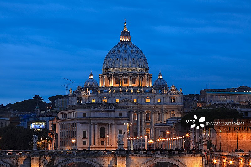 日落时分抬伯河上的圣天使桥和圣彼得大教堂图片素材