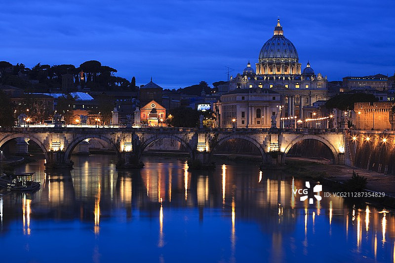 日落时分抬伯河上的圣天使桥和圣彼得大教堂图片素材