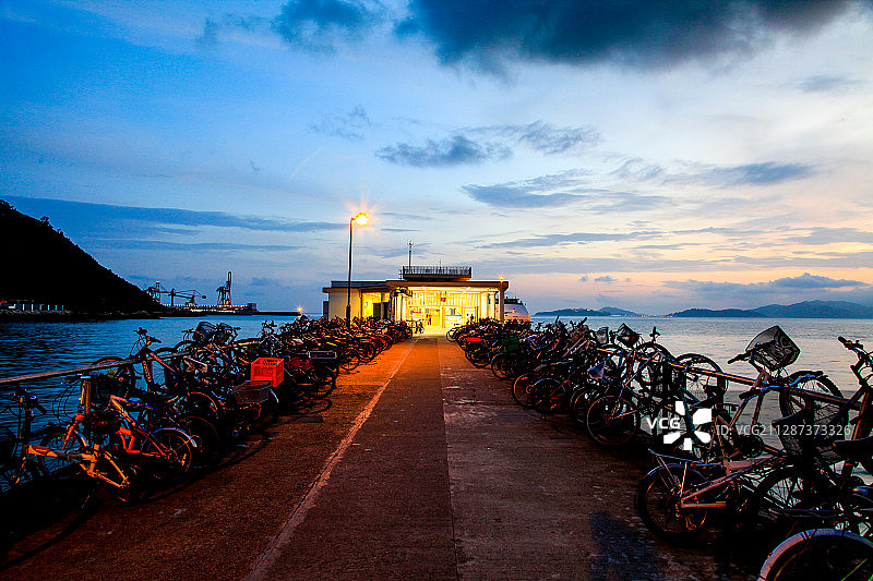 傍晚时分的南丫岛榕树湾码头图片素材