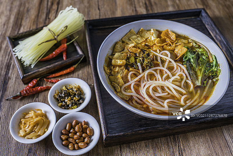 放在木桌上的一碗螺蛳粉图片素材