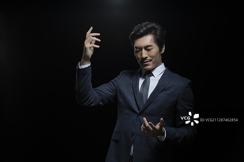 成功的商务男士享受音乐图片素材