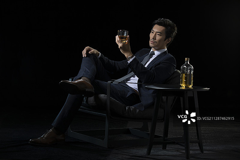 成功的商务男士喝酒图片素材