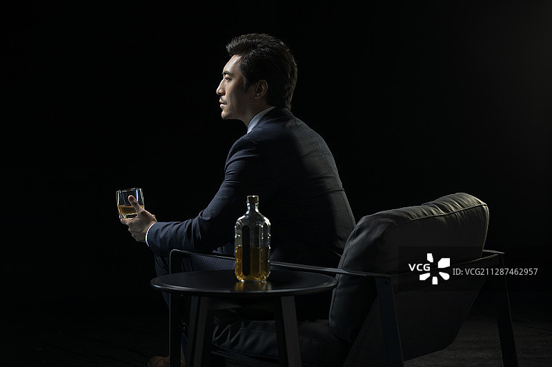 成功的商务男士喝酒图片素材