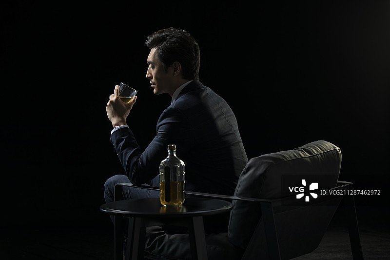 成功的商务男士喝酒图片素材