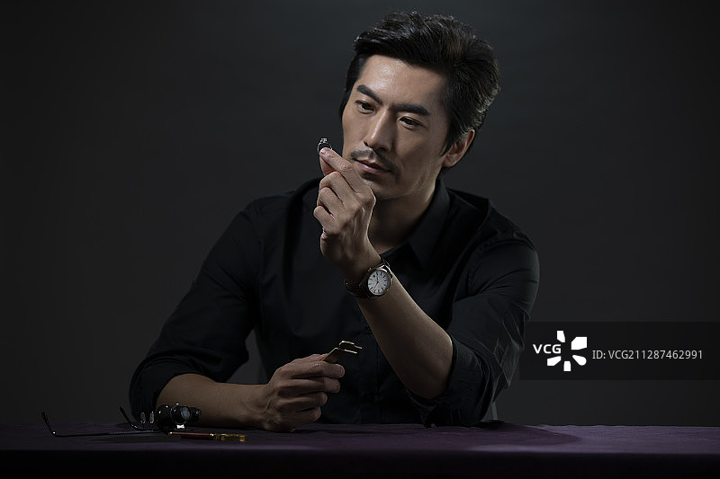 专家鉴赏古董图片素材