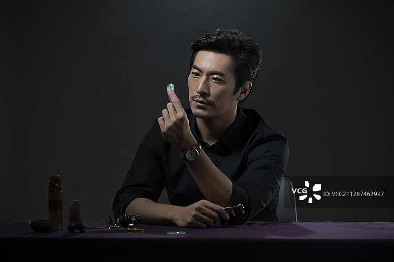 专家鉴赏古董图片素材