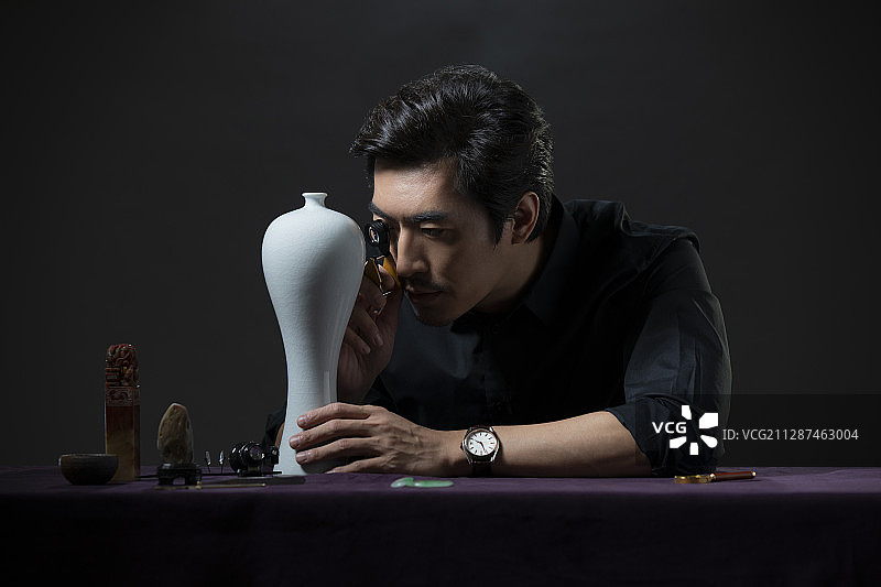 专家鉴赏古董图片素材