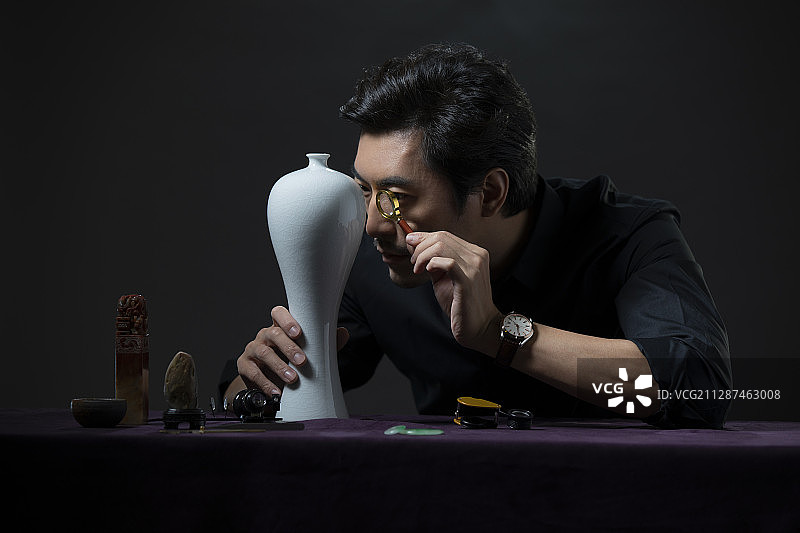 专家鉴赏古董图片素材