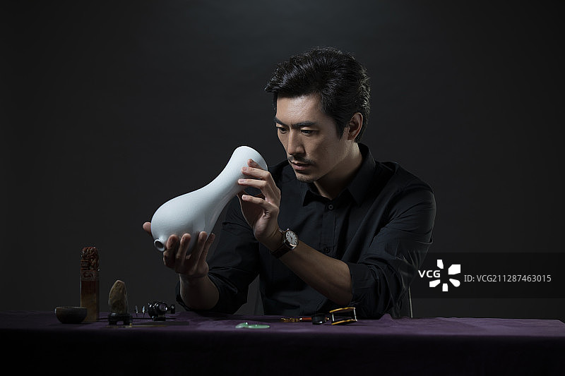 专家鉴赏古董图片素材