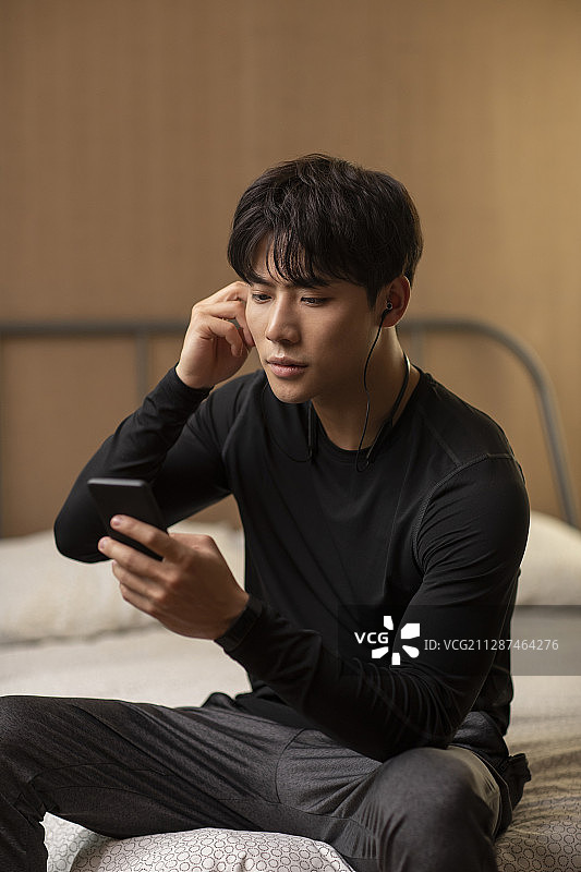 年轻男士早起锻炼图片素材