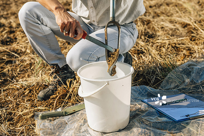 土壤科学家采集土壤样本图片素材