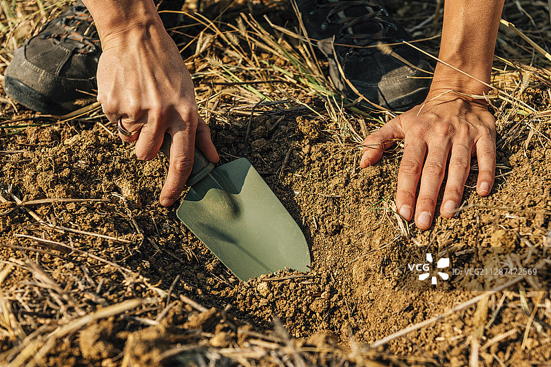 土壤科学家采集土壤样本图片素材
