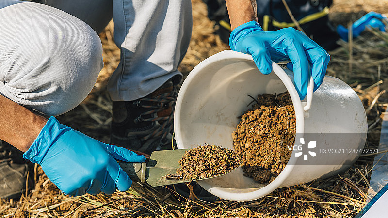土壤科学家采集土壤样本图片素材