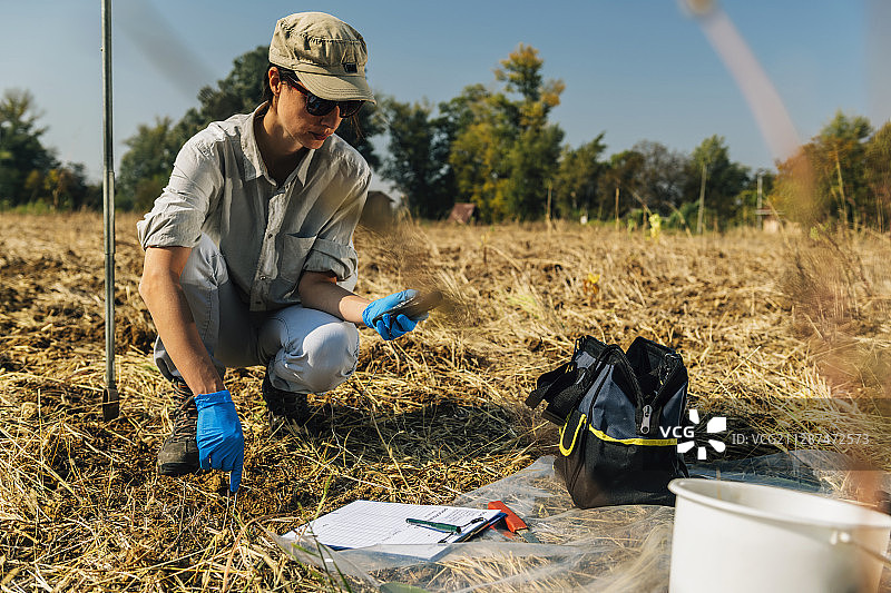土壤科学家测量土壤温度图片素材