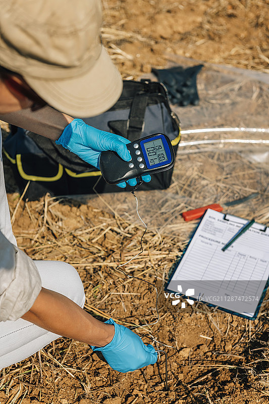 土壤科学家测量土壤温度图片素材