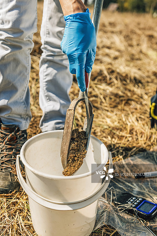 土壤科学家采集土壤样本图片素材