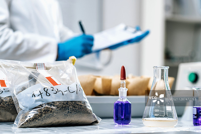 土壤科学家在实验室里做笔记图片素材