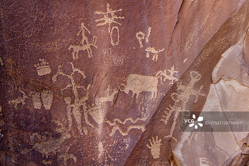 报纸岩石上的岩刻图片素材