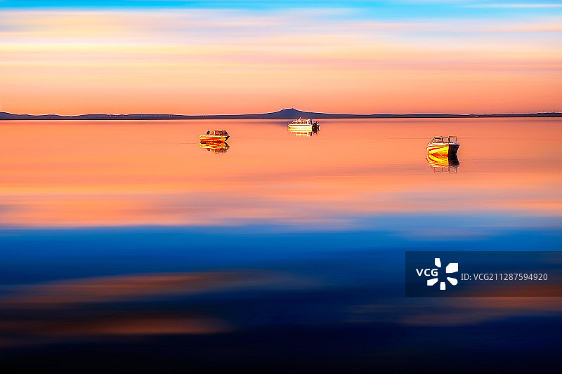 平静的达里诺尔湖图片素材