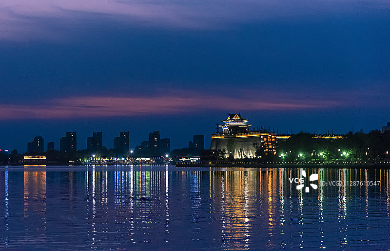 聊城东昌湖光岳楼景区夜景图片素材