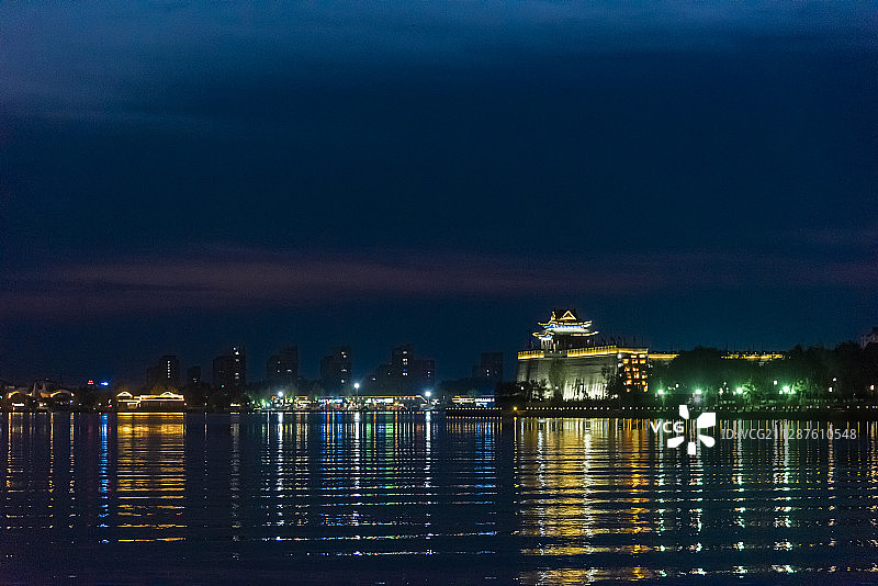 聊城东昌湖光岳楼景区夜景图片素材