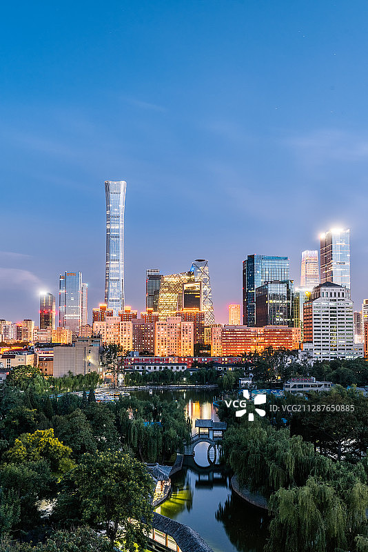 2020.6.13 团结湖公园遇上北京中信大厦图片素材