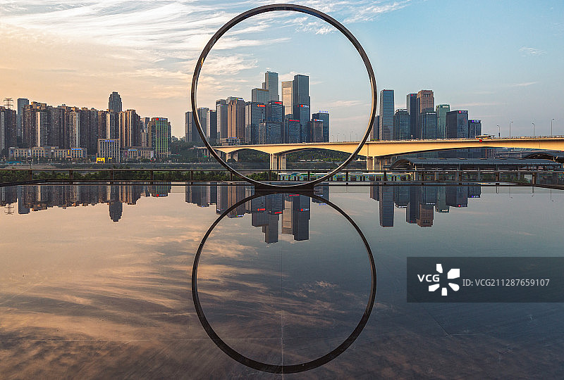 重庆市渝中区黄花园大桥反射倒影天空之境全景图片素材