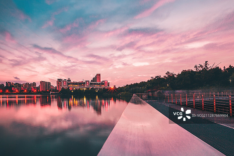 江苏南京，栖霞区，仙林金鹰奥莱城，晚霞图片素材