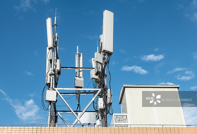 5G信号塔在屋顶图片素材