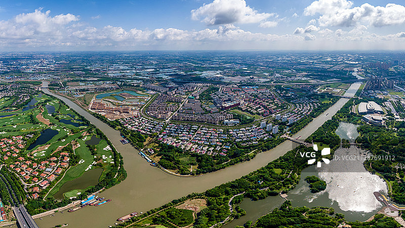 蓝天白云下的汽车博览公园和嘉定万科安亭新镇航拍全景图片素材