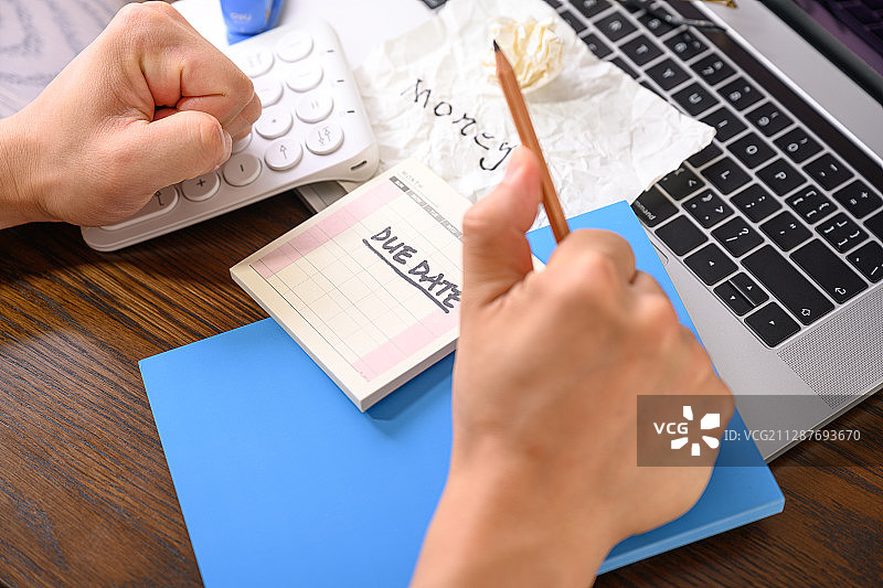 财务概念-商业白领对资金的焦虑图片素材