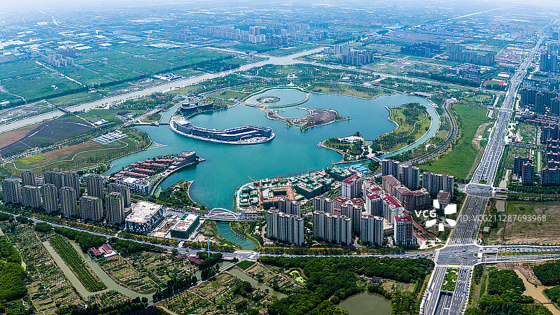 上海奉贤区南桥新城核心景观湖上海之鱼“金海湖”航拍全景图片素材