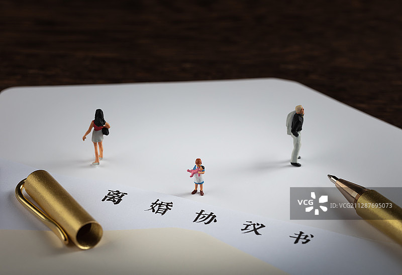 离婚协议书上悲伤的儿童家庭破裂图片素材