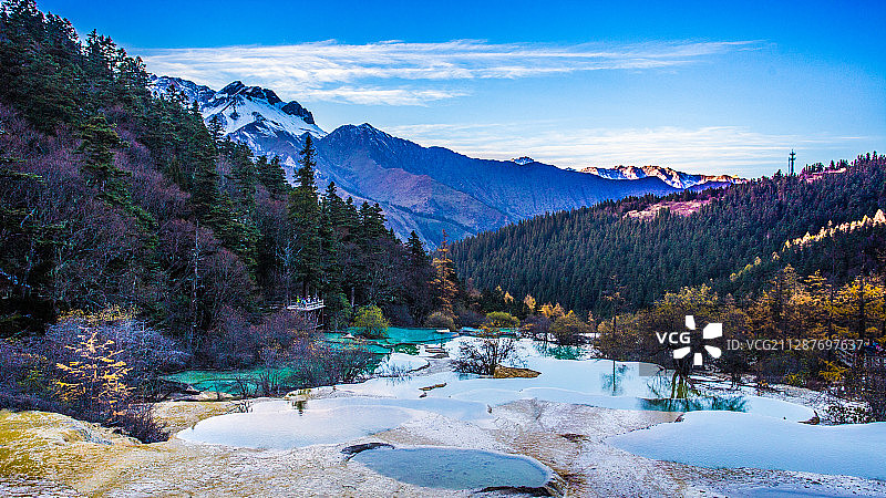 傍晚的中国四川省阿坝藏族自治州九寨沟县黄龙风景名胜区图片素材
