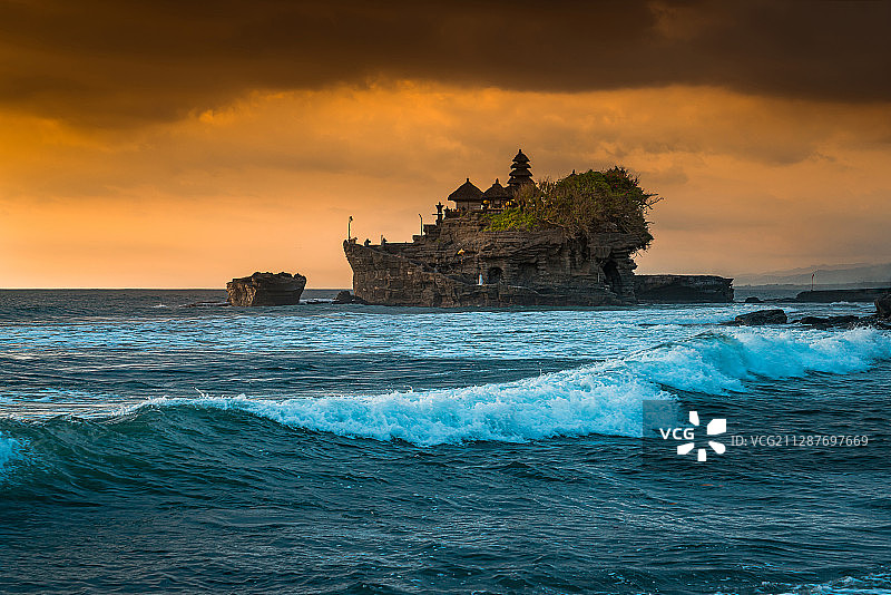 黄昏中的海神庙图片素材