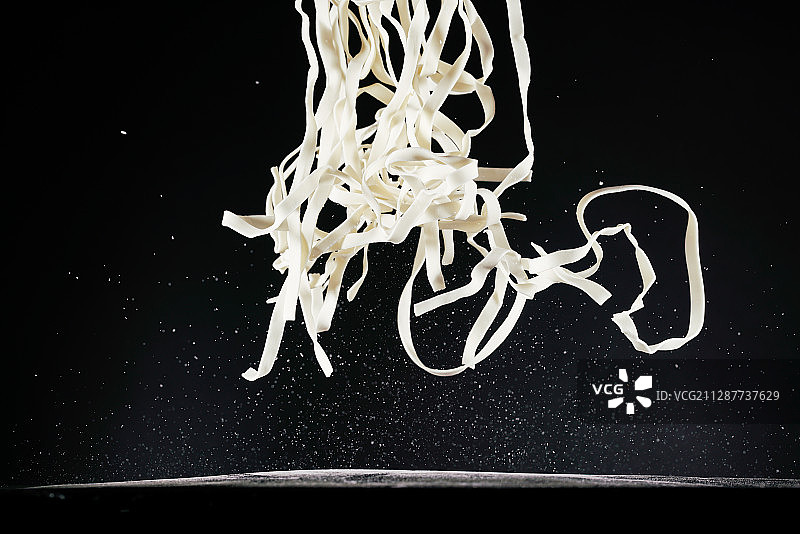 面条传统中国食品跳动在半空中高速同步摄影黑色背景广告素材图片素材