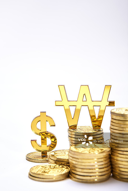 美元与韩元货币符号在金币堆上的摄影图片素材