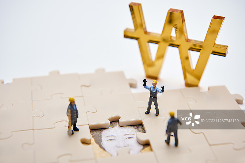 建筑工人在韩元货币符号前工作微缩模型摄影图片素材