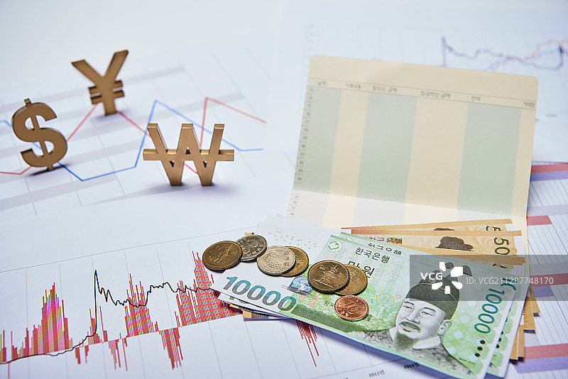 银行存折上的钱币和纸上的货币符号及图表的摄影照片图片素材