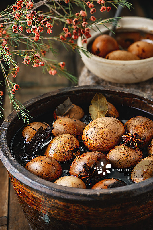 复古色调的家常美食五香茶叶蛋图片素材