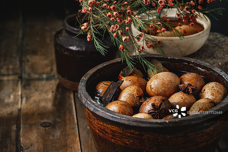 复古色调的家常美食五香茶叶蛋图片素材