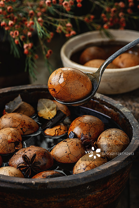 复古色调的家常美食五香茶叶蛋图片素材