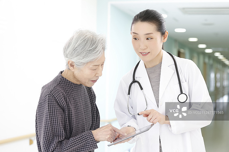 女医生和老年妇女图片素材