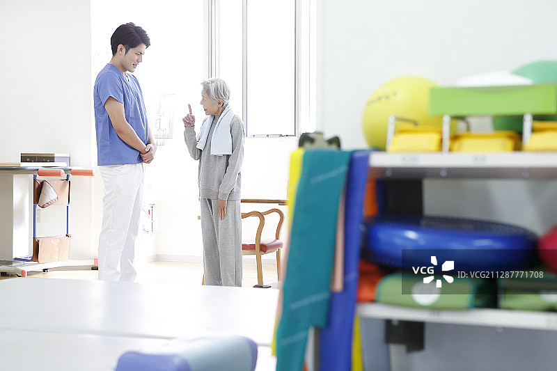 理疗师和年长妇女图片素材