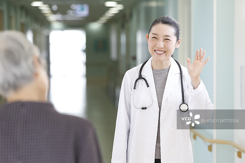 女医生和老年妇女图片素材