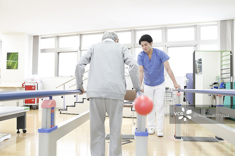 正在康复的老年妇女图片素材