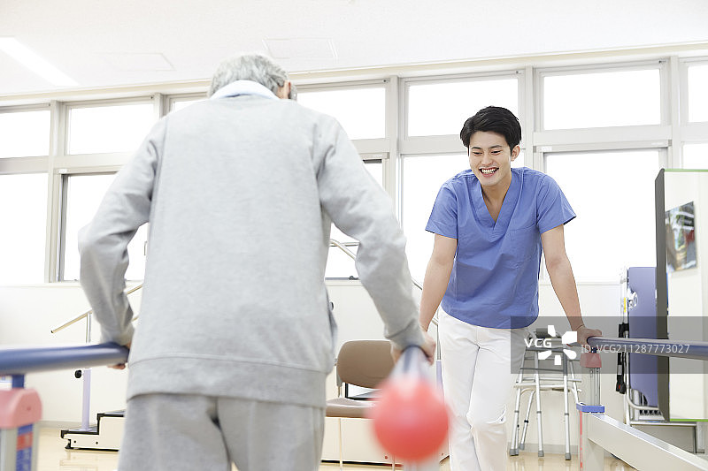 理疗师和年长妇女图片素材