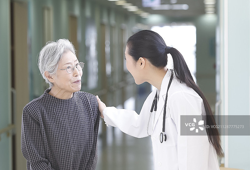 女医生和老年妇女图片素材