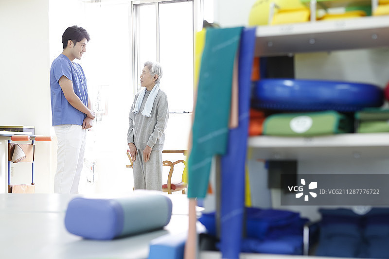 理疗师和年长妇女图片素材